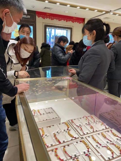 金店人氣火爆，黃金股大漲！春節臨近，生肖飾品、金條受青睞